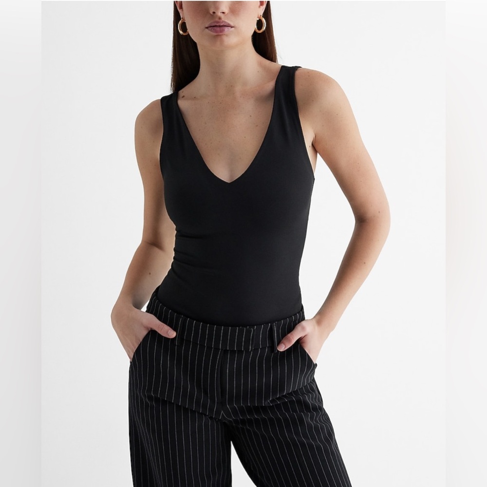 Express black v neck tank NWT size small
